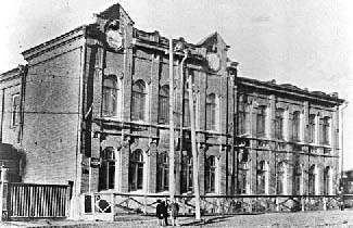 Das Gebaude des Gymnasiums, das die Fachschule im 1945 bekam