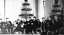 Выступление оркестра народных инструментов на сцене Колонного зала Дома Союзов в Москве