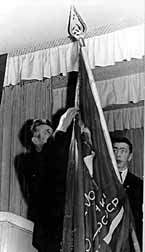 2-й секретарь Горьковского обкома КПСС А. Ф. Горев прикрепляет орден на знамя педучилища 1966 г.