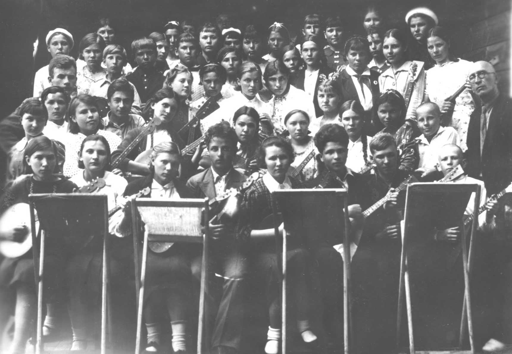 Струнный оркестр и хоровой кружок клуба имени Ленина станции Лукоянов,1989 г.